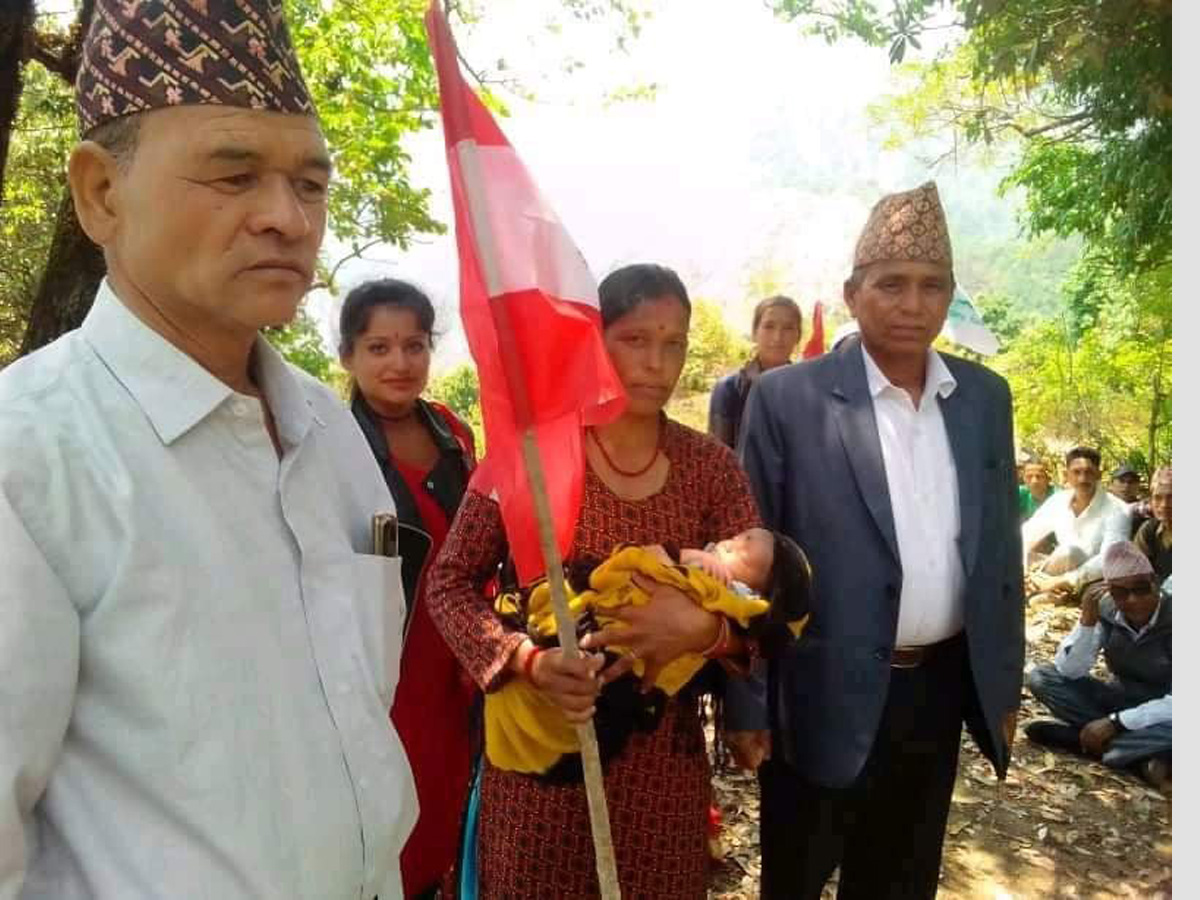 बैतडीकी सुमित्रा नवजात शिशु बोकेर चुनाव प्रचारमा
